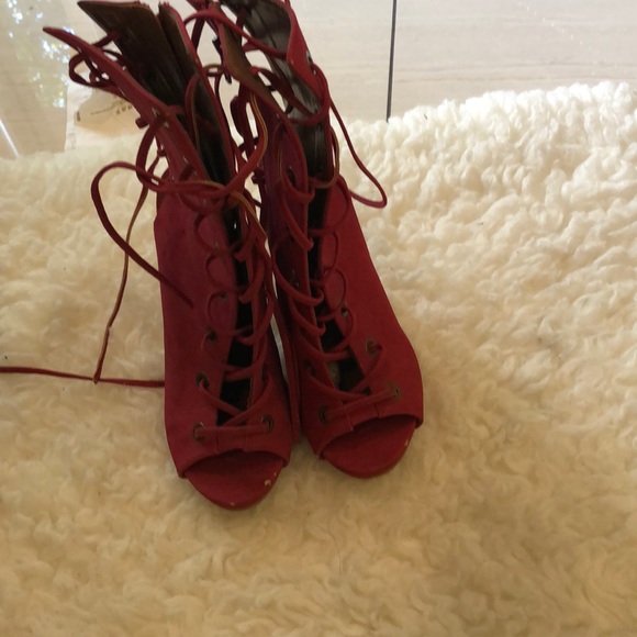 Reddish tie up lace booties - Picture 2 of 4